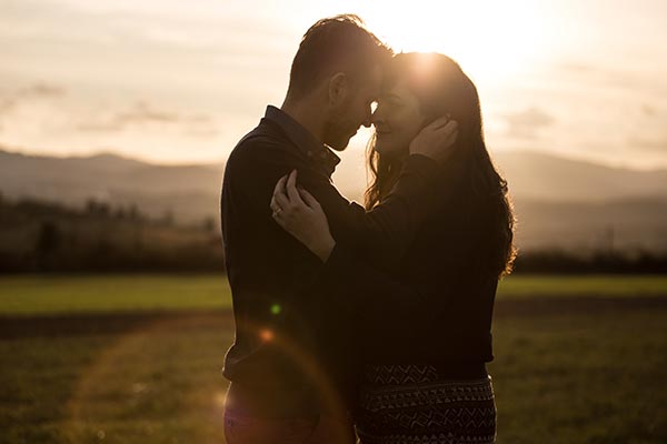 Photo d'un couple au solieil couchant