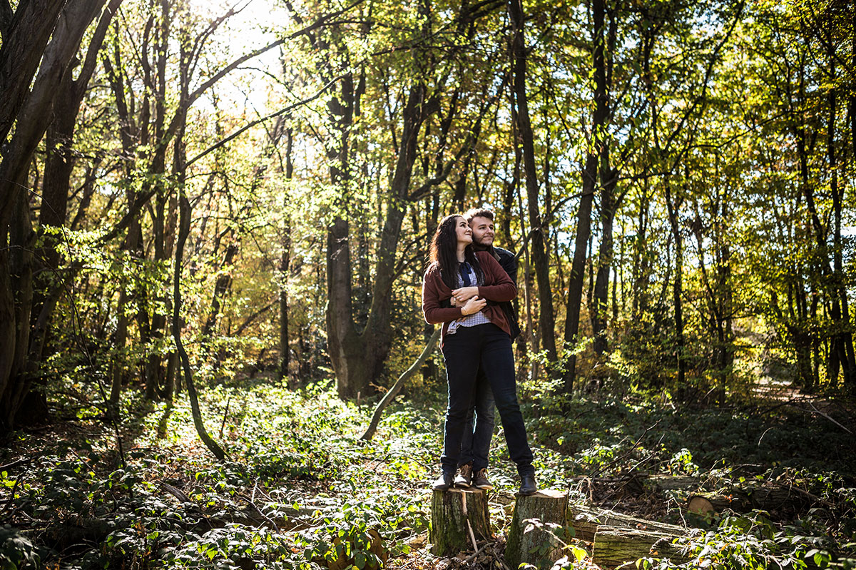 Une photo de couple en fôret