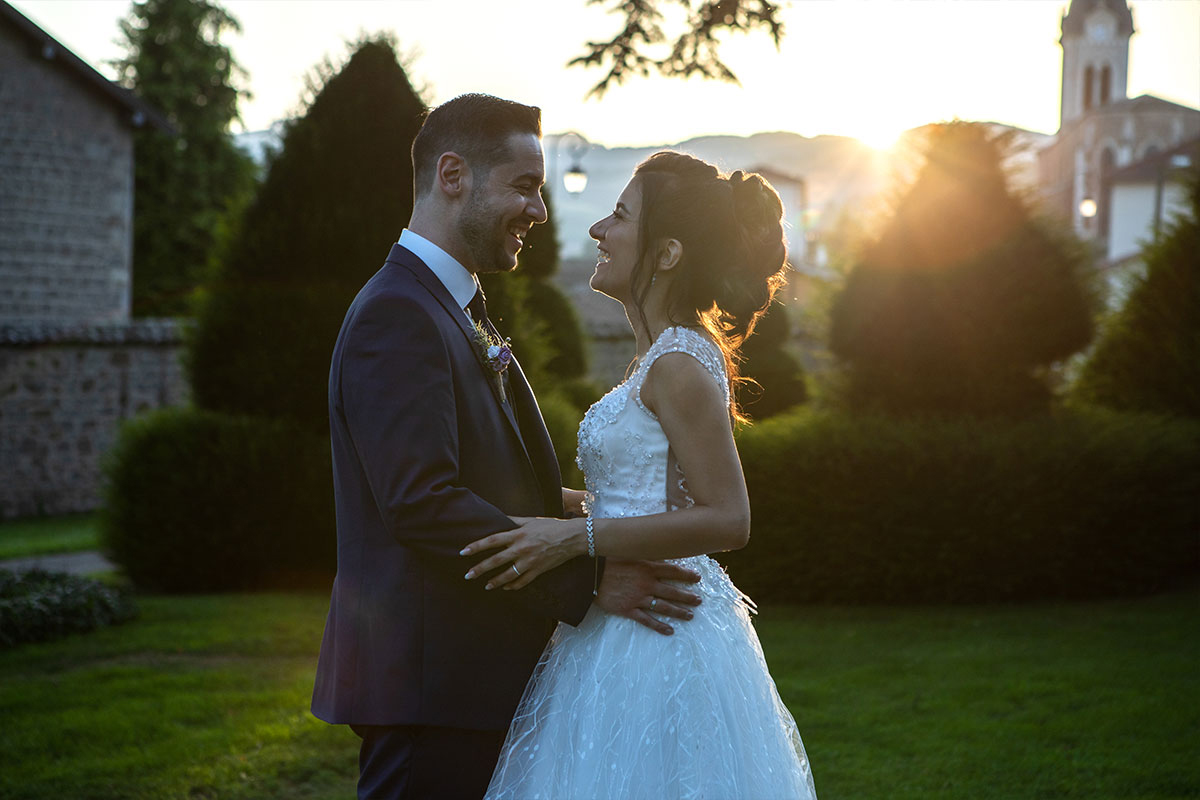 Un couple de jeune mariés qui s'enlacent.