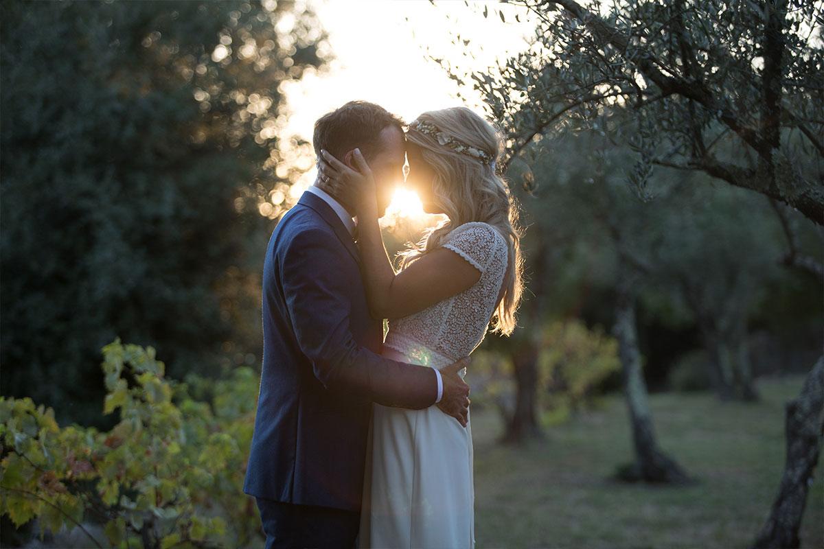 Une photo de mariés au soleil couchant.