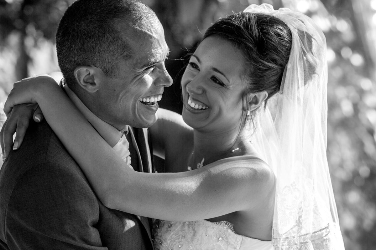 Cliché de couple en noir et blanc.