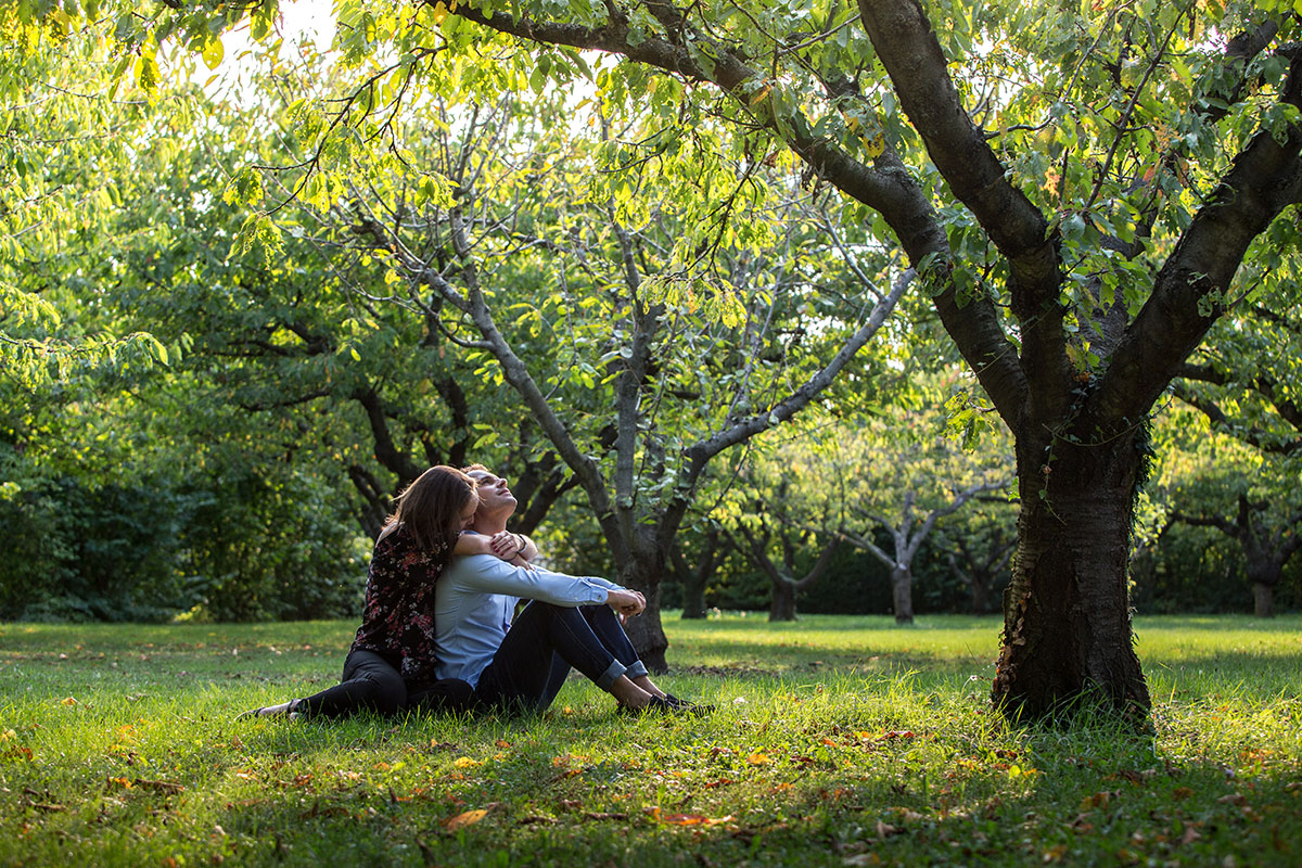 Une photo d'un couple dans une prairie.