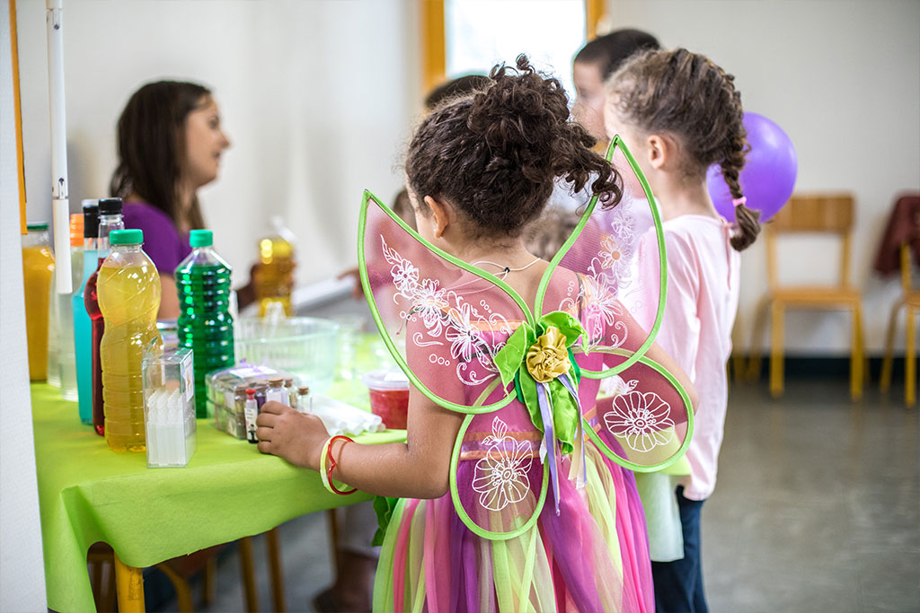 Un costume de papillon vert.