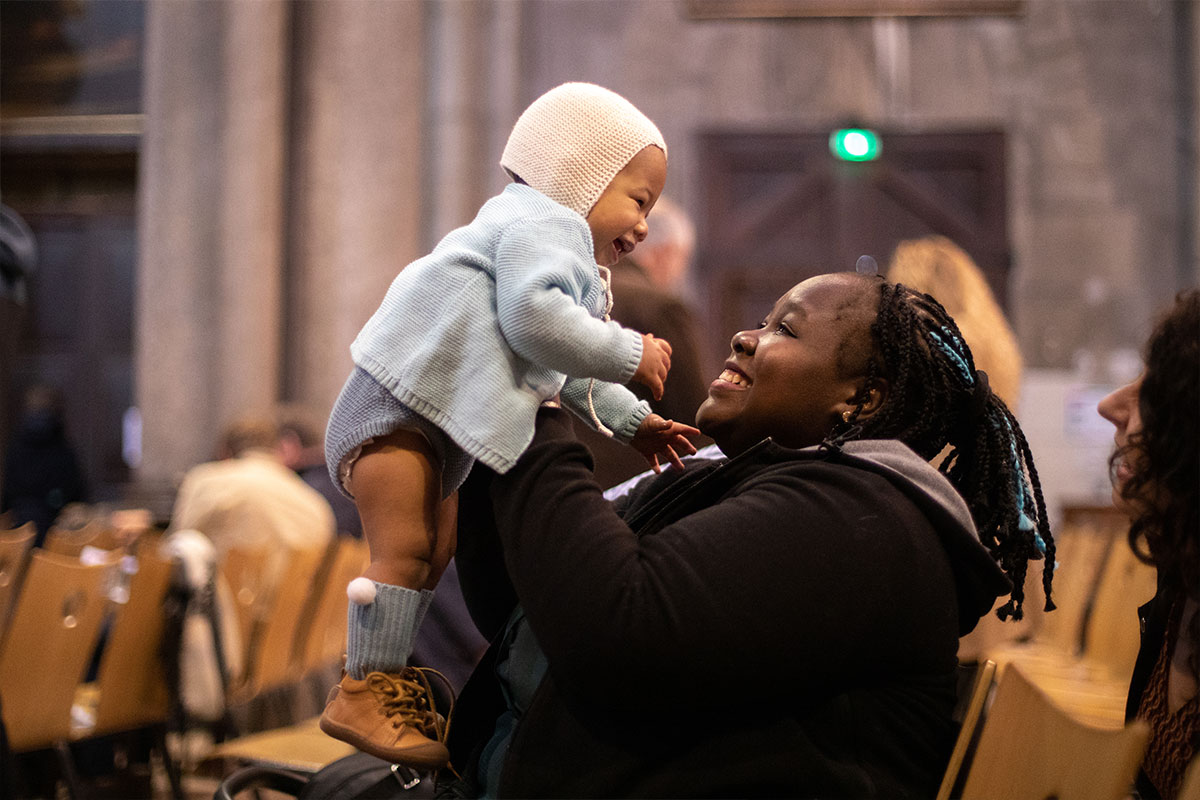 La petite fille dans les bras de sa maman.