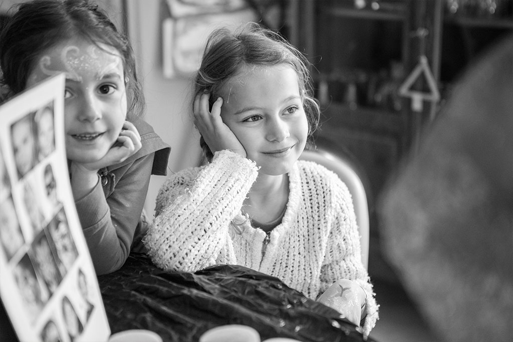 Un portrait en noir et blanc.